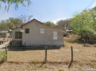 812 Flores Dr, Devine, TX 78016