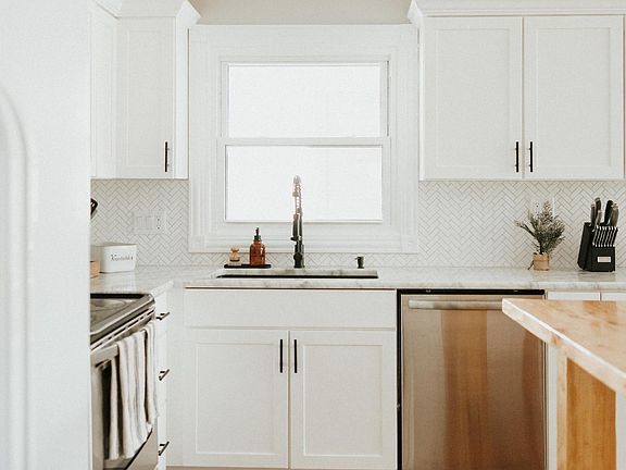 4th image of 3369 Montlake Dr