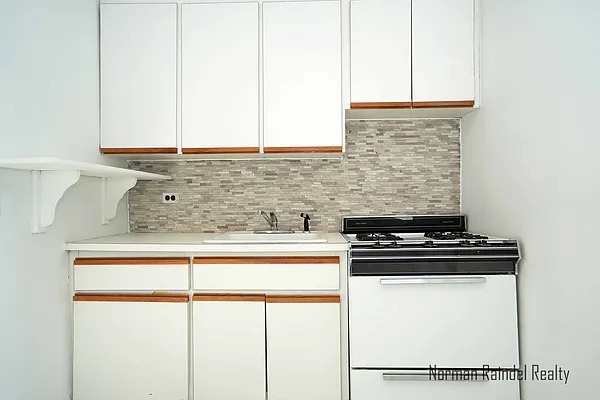 Rented by Norman Raindel, LREB | media 7