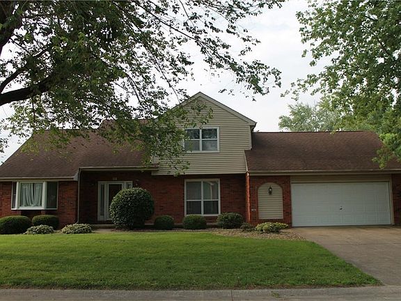 3rd image of 111 Cardinal Dr E