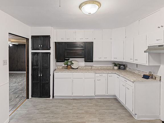 3rd image of 30 Marilyn Ln