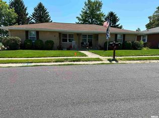 8 Eisenhower Dr, Jacksonville, IL 62650