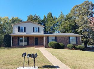102 Guilford Ln, Taylors, SC 29687