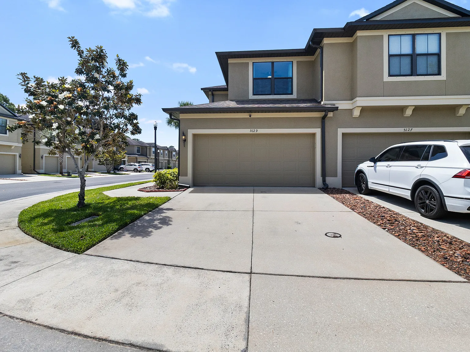 3 bed, 2043 sqft, $3,300 — Photo 2
