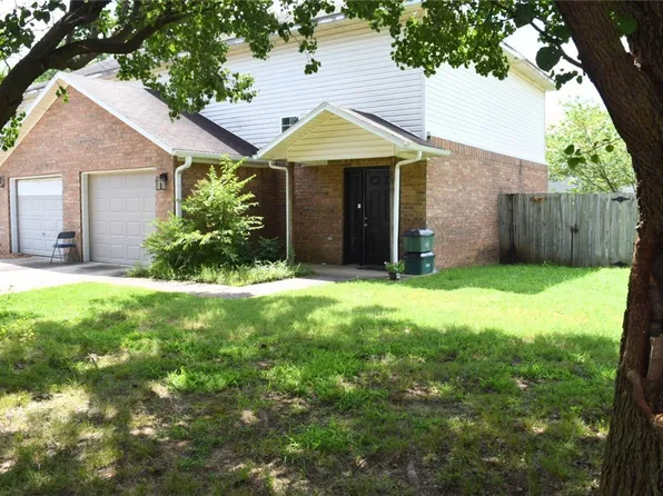 915 W Peachtree Dr, Fayetteville, AR 72703