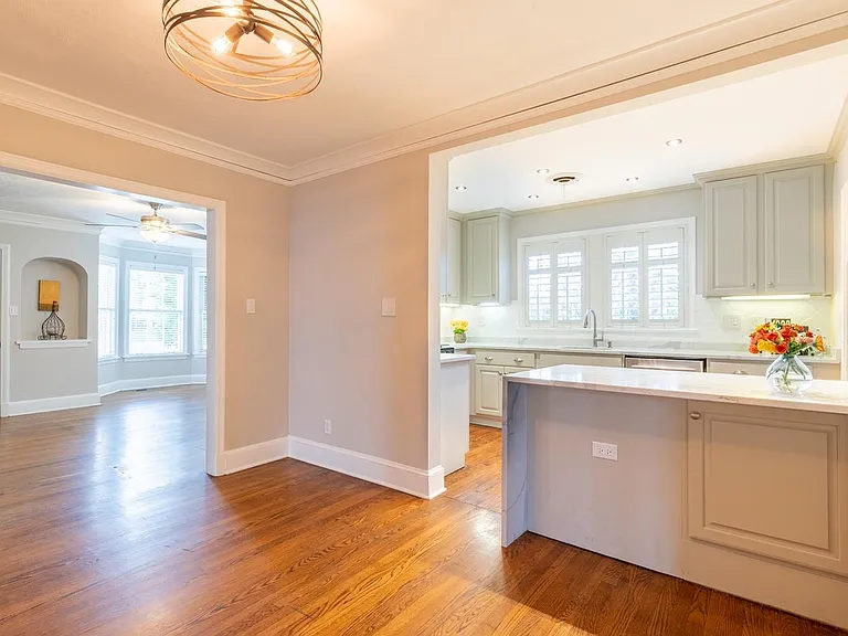 380 Holmes Cir — Photo 16