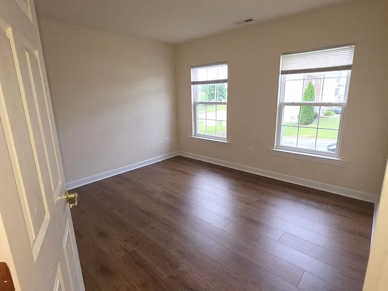 404 Tailor St — Photo 18