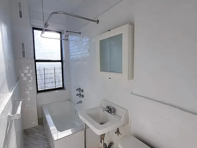 622 E 235th St #2A — Photo 7