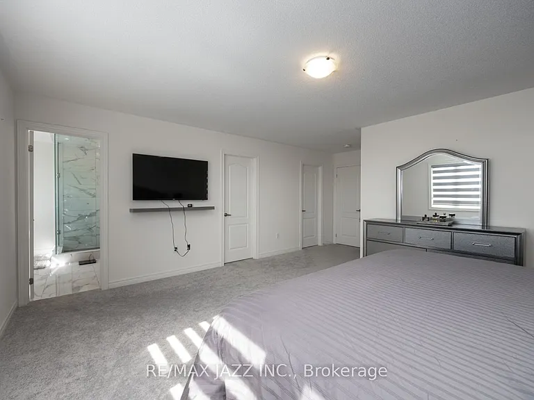 131 Courtney St — Photo 22