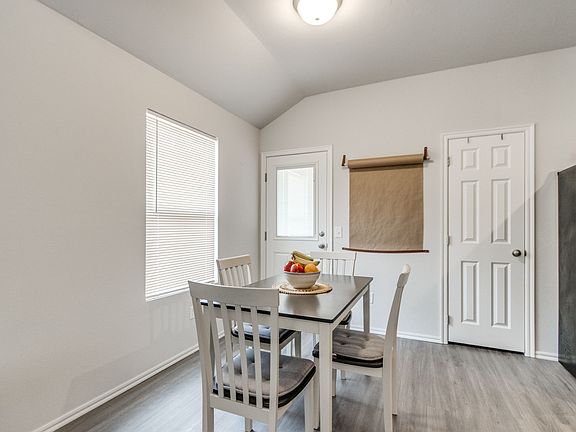 4th image of 823 Highgarden Cir