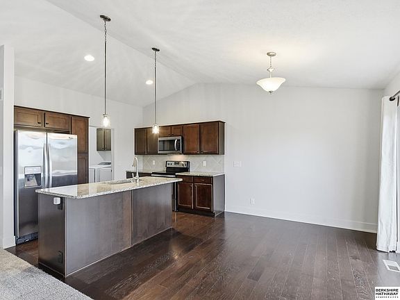 4th image of 15930 Mormon St
