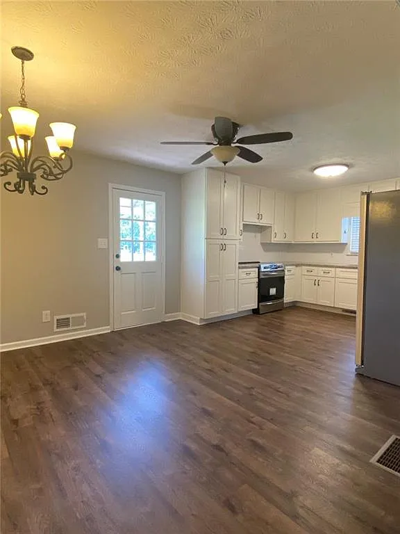 4 bed, 3.0 bath, $2,400 — Photo 3
