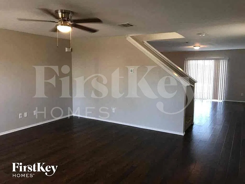 3 bed, 2.5 bath, 2216 sqft, $2,505 — Photo 2