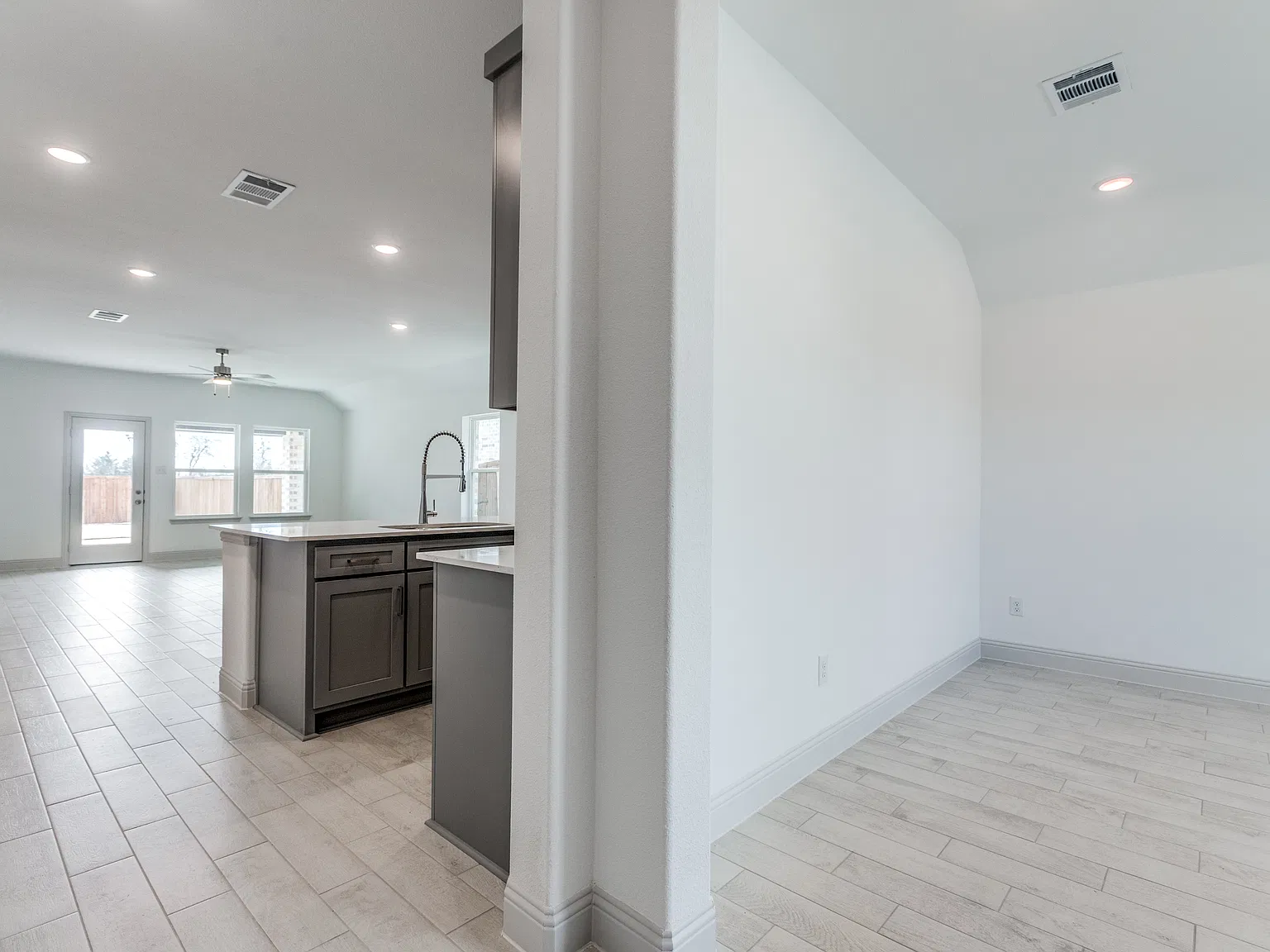4 bed, 1981 sqft, $2,300 — Photo 3