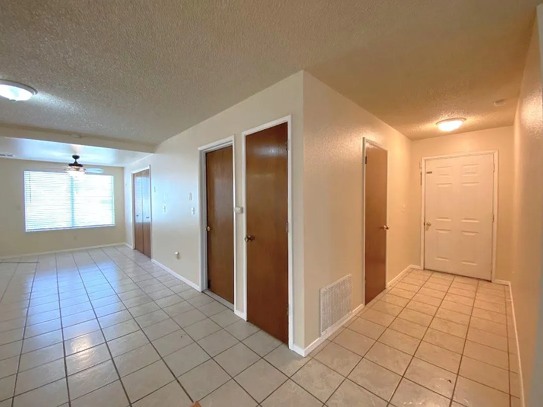 3 bed, 1424 sqft, $2,000 — Photo 3