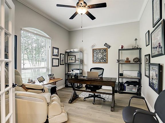 5th image of 409 Holly Forest Dr