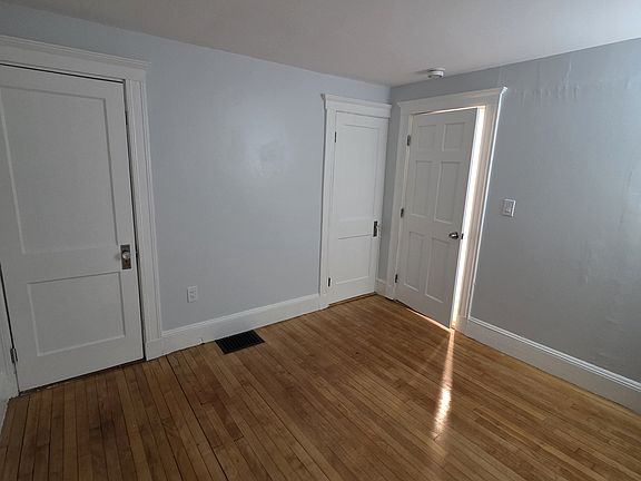 4th image of 165 Elliot Ave #1