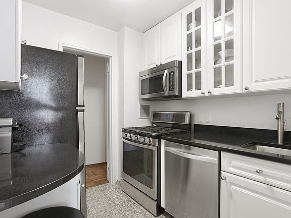 3rd image of 200 E 58th St APT 9J