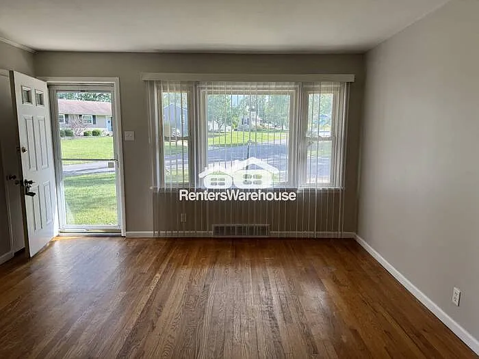 10801 Edgecliffe Dr — Photo 3