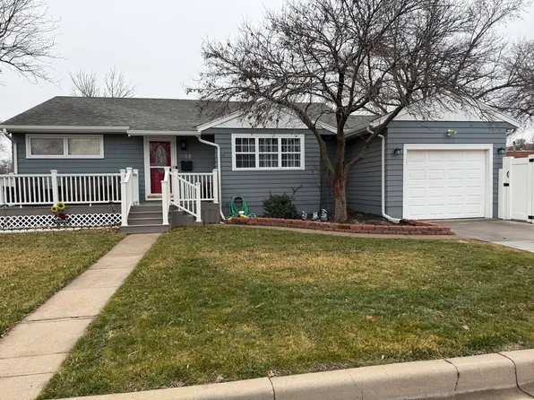 122 E 9th St, Larned, KS 67550