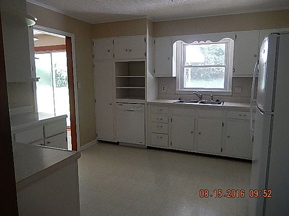 3rd image of 211 Highview Dr