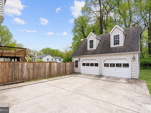 5th image of 202 Evans St