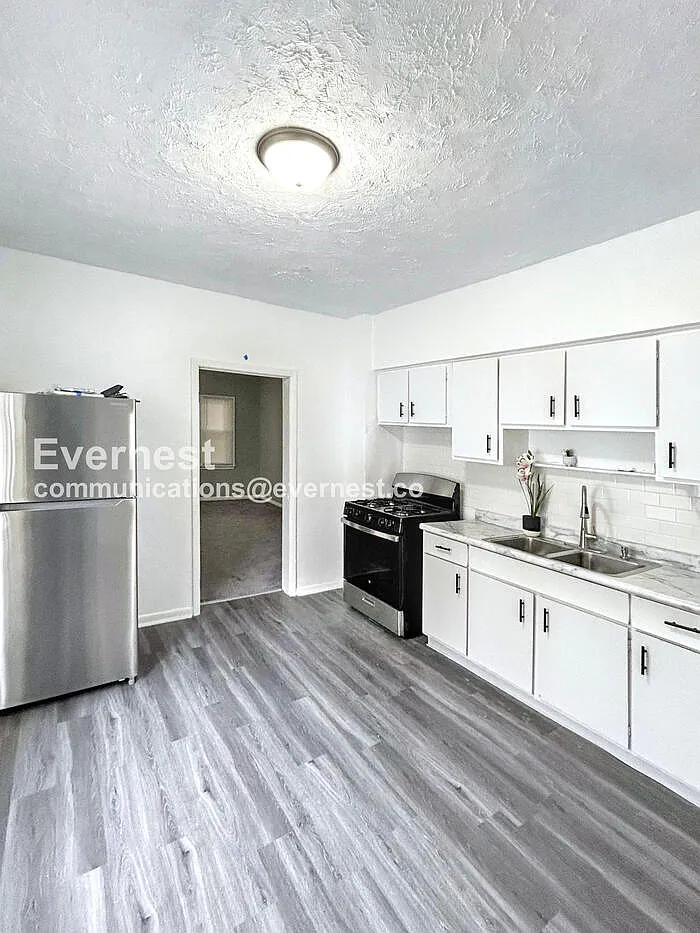 Building Photo - 1079 E 68th St #1