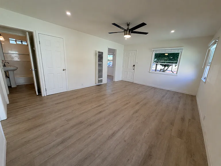 227 N Juanita Ave — Photo 6
