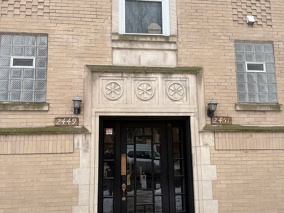 2449 W Thorndale Ave #2W