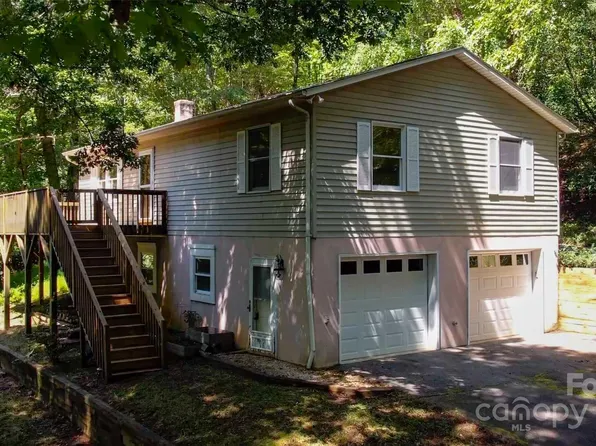 560 Hunters Ridge Dr, Mills River, NC 28759