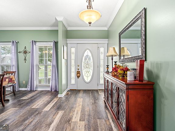 3rd image of 174 Oakview Way