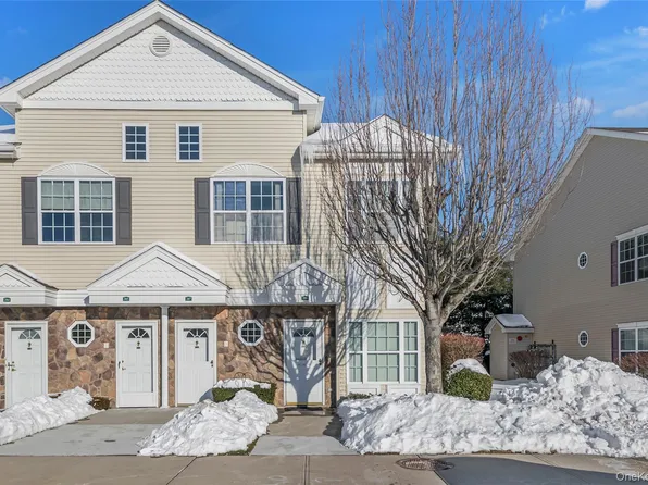 286 Spring Drive #286, East Meadow, NY 11554