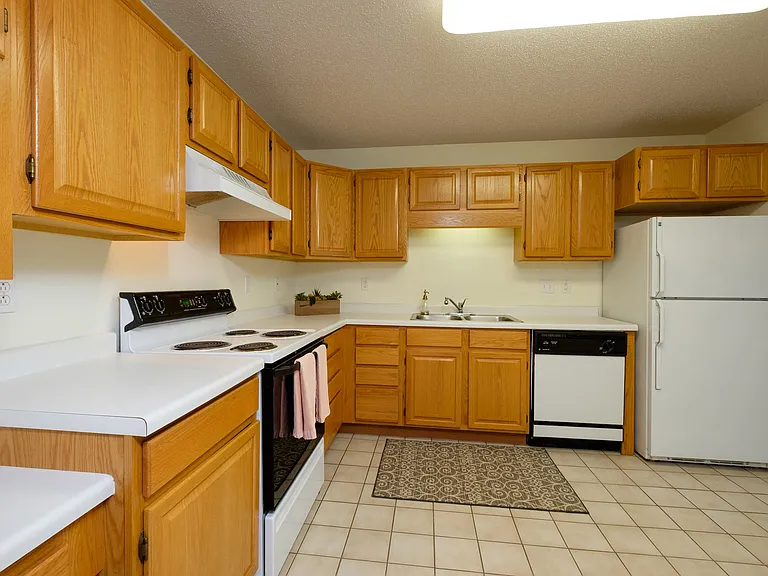 Pinehurst Apartments | 2 Bedroom Plan I | Kitchen | Dining