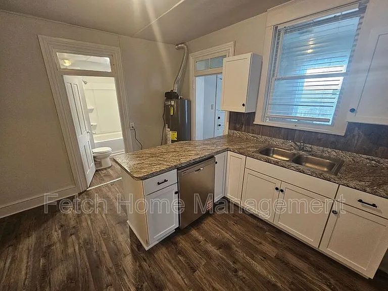 107-109 E Main St #3 — Photo 9