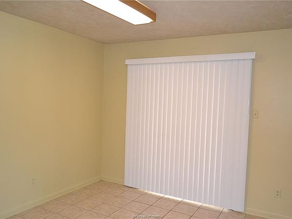 5th image of 910 Navarro Dr