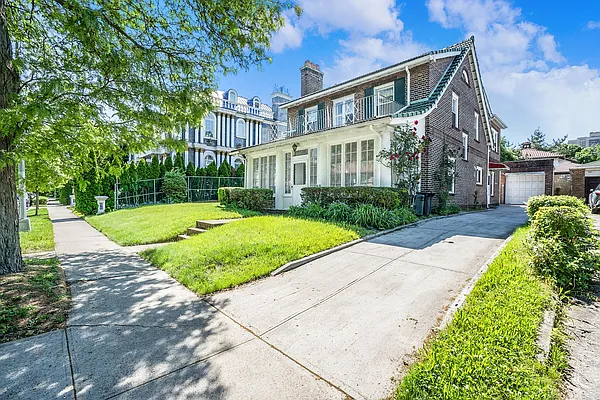 Sold by Dom Realty of NY | media 14