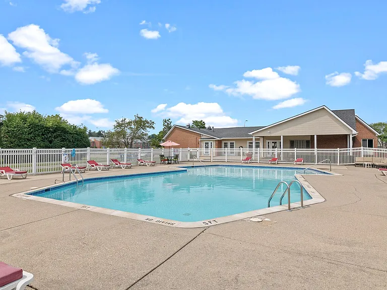 Macomb Manor - Roseville, MI — Photo 18