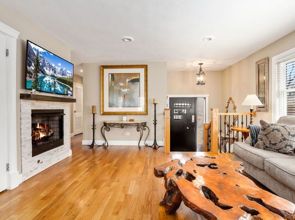 2936 Warbler Pl, Highland Park, IL 60035