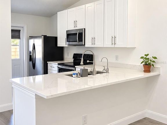 3rd image of 223 Creekside Way