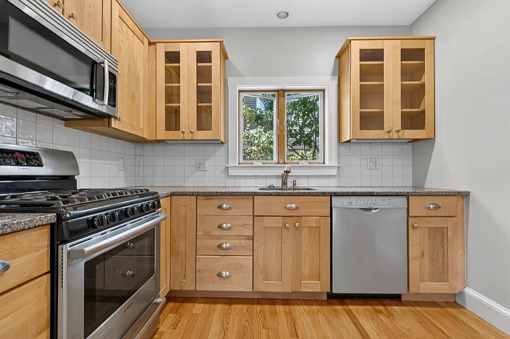 1 bed, 1.0 bath, 1200 sqft, $2,300 — Photo 3