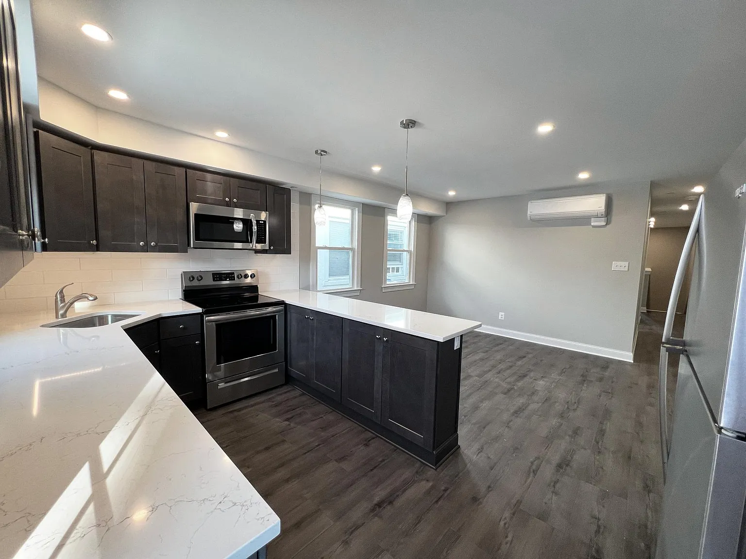 2 bed, 900 sqft, $2,400 — Photo 2