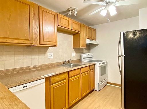 5th image of 200 Governors Dr APT 27