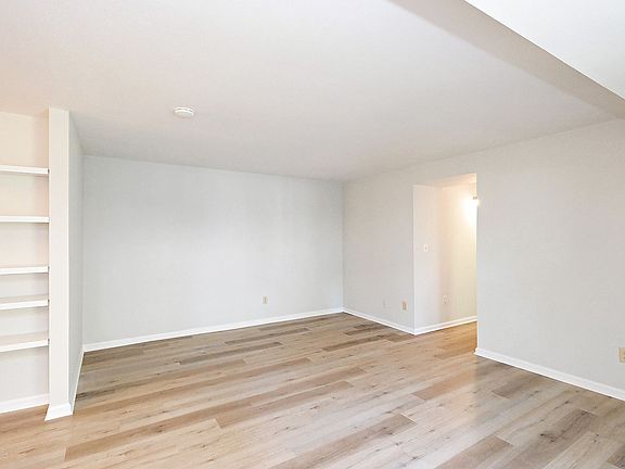 5th image of 10 Spring Ct