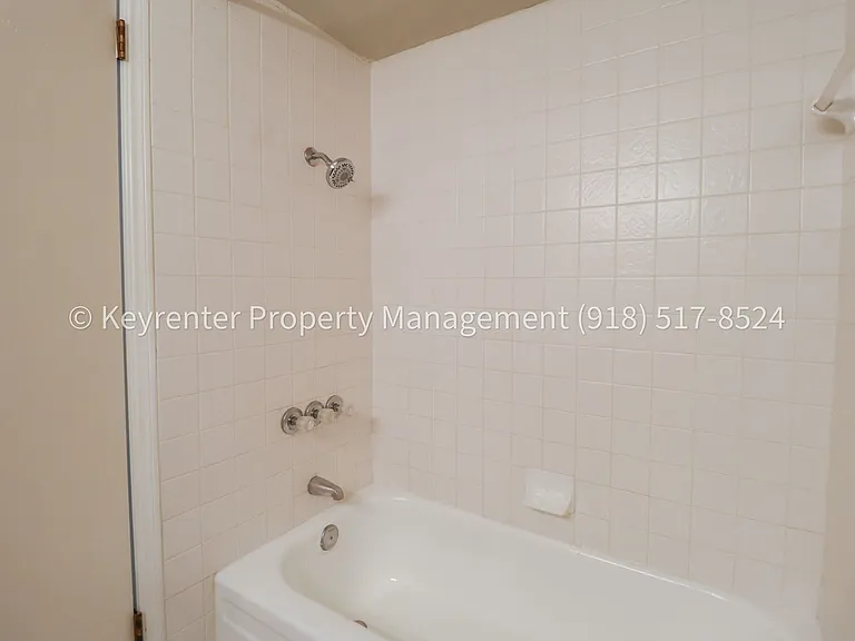 6135 - 6137 S Troost Ave Duplex — Photo 9