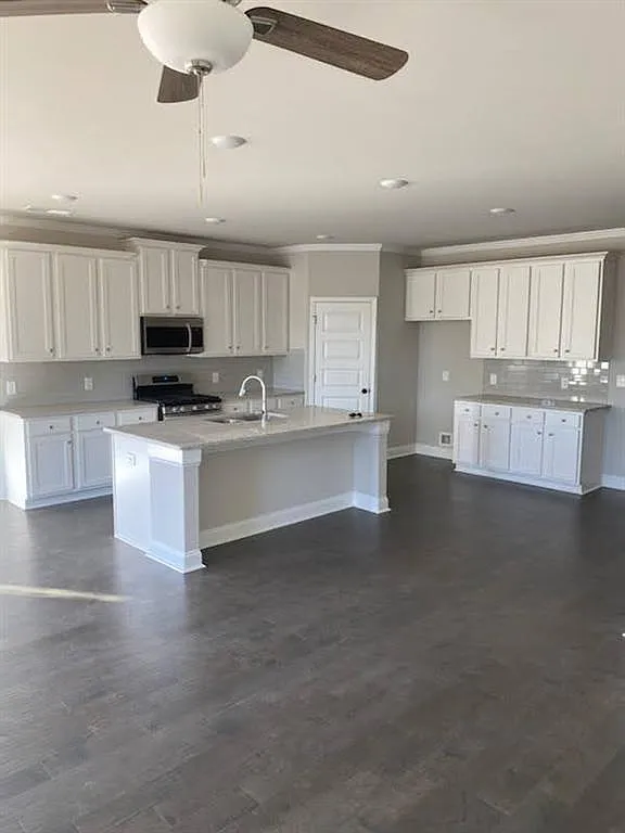 3 bed, 2.5 bath, 1949 sqft, $2,095 — Photo 2