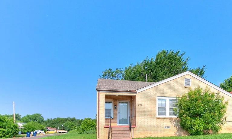 1501 NE Grand Blvd — Photo 1