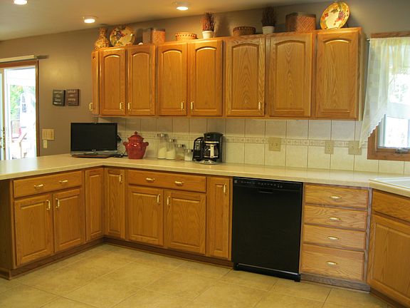 Tons of Storage, 9 closets!