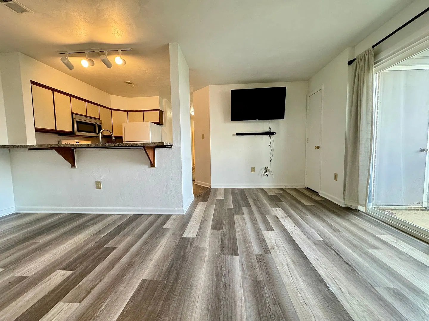 University Terrace 4 Bedroom Available Now! — Photo 2