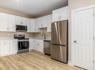 400 S Main Pl #A16, Carol Stream, IL 60188