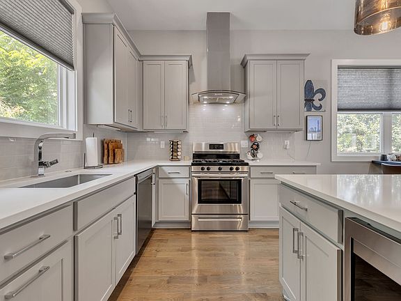 5th image of 809 21st Ave N